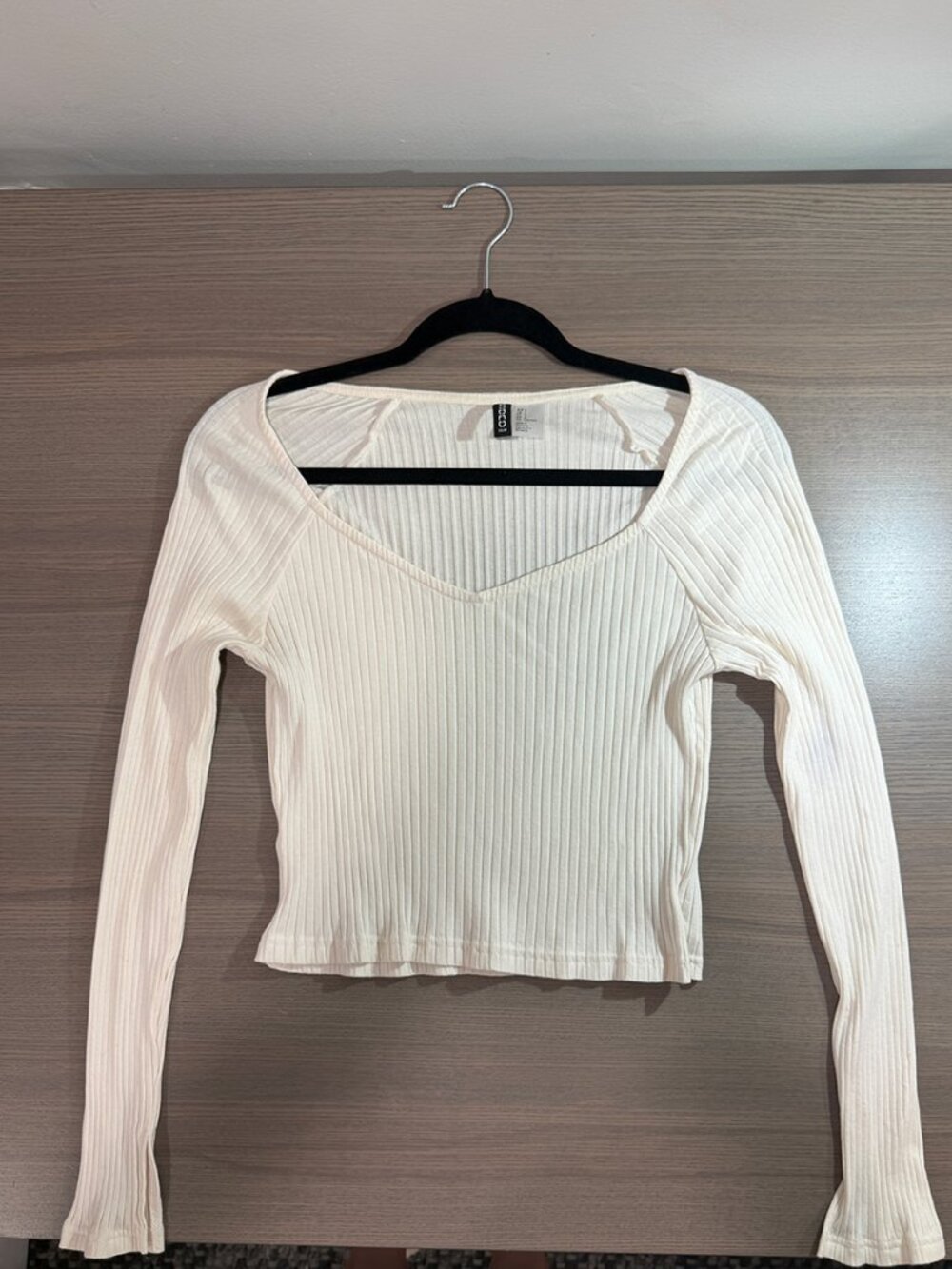 H&M Divided Cream Ribbed Long Sleeve V-Neck Crop Top Size L